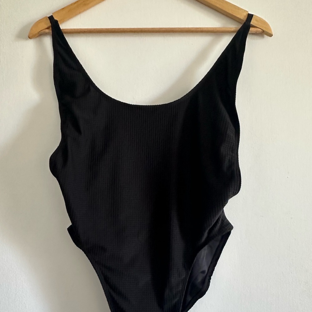 Swim by Lioness Black Scoop Back Textured One Piece Swimsuit size Small - Picture 2 of 5